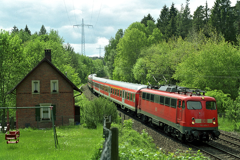 110 494 mit Regionalexpre&szlig; bei km 19,2 (Juni 2004)