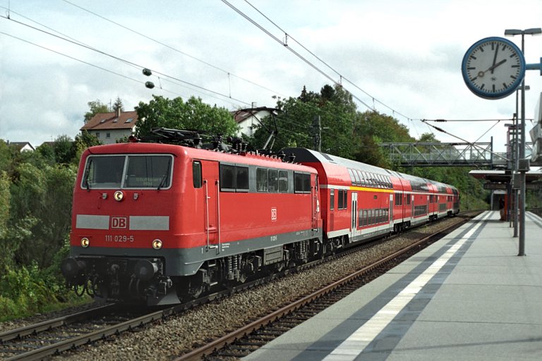 111 029 mit RE 19612 bei km 14,2 (September 2004)