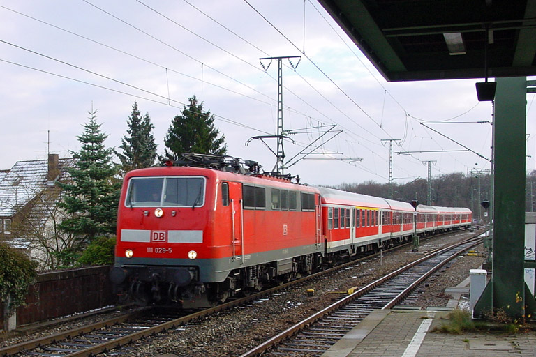 111 029 mit Regionalexpre&szlig; bei km 16,8 (Dezember 2003)