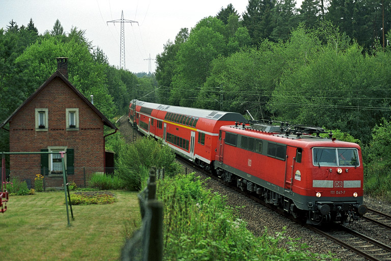 111 047 mit Erprobungszug bei km 19,2 (August 2004)