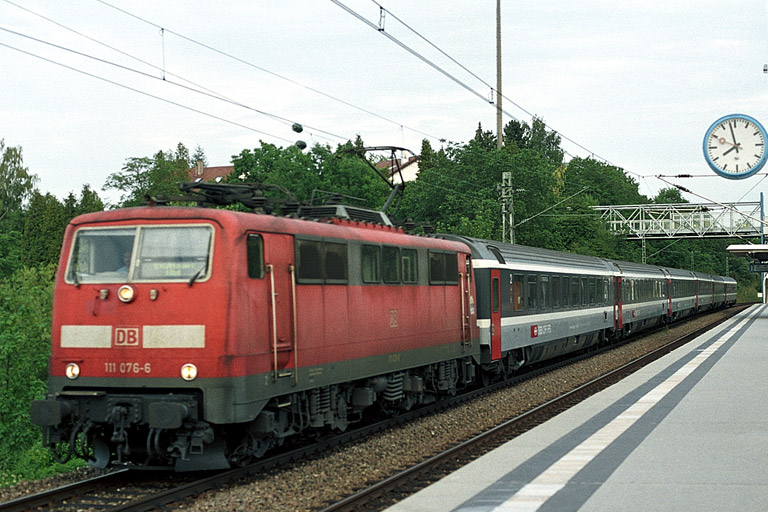 111 076 mit IC 380 bei km 14,2 (Juni 2004)
