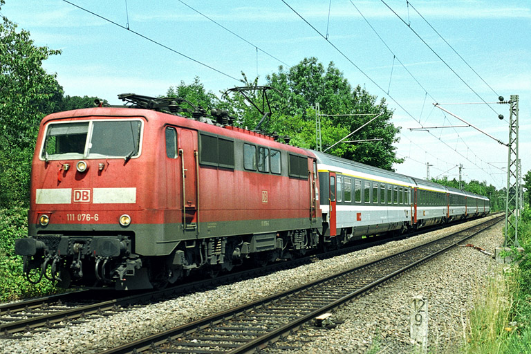 111 076 ... mit "vornehmer Bl&auml;sse" (Juni 2004)