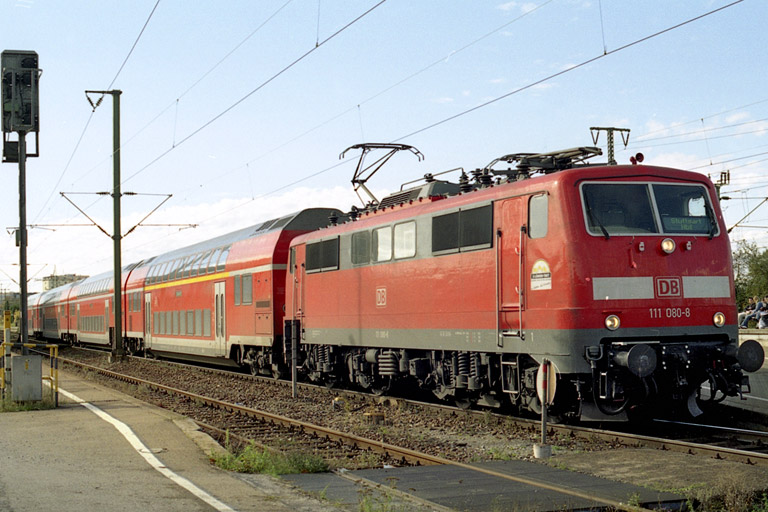 111 080 mit RE 19612 bei km 25,8 (Oktober 2004)