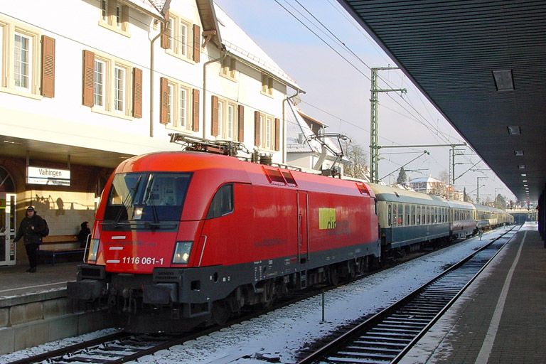 1116 061 mit Partywagenzug bei km 15,6 (Januar 2004)