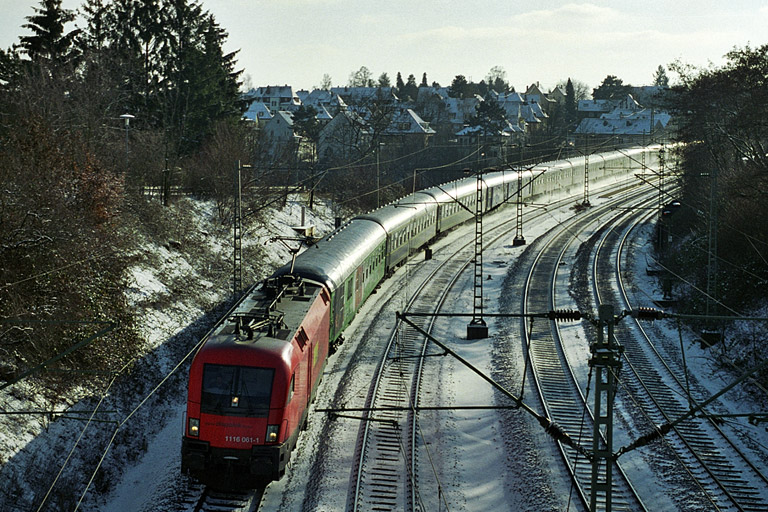 1116 061 mit Leerzug bei km 14,4 (Januar 2004)