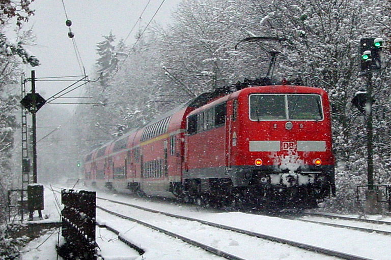 RE 19613 mit Lok der Baureihe 111 bei km 18,4 (Dezember 2004)
