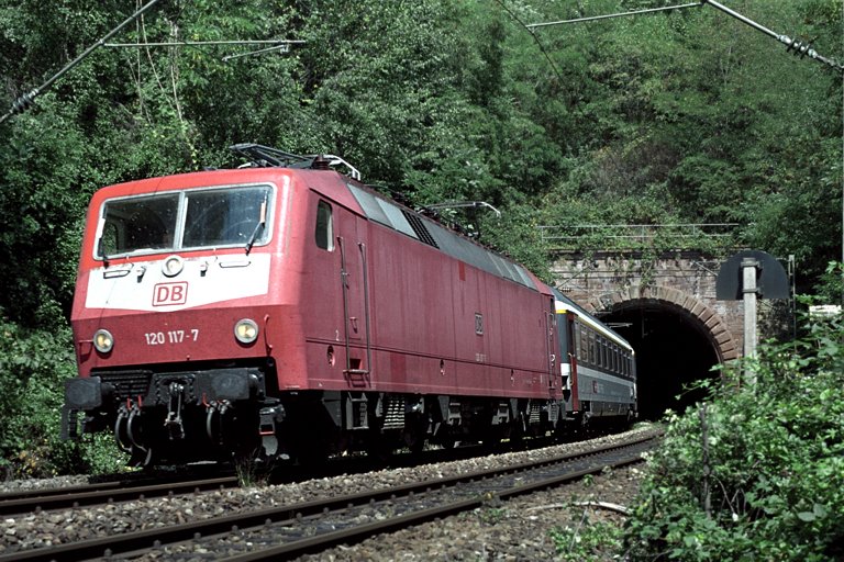 120 117 mit IC 381 bei km 9,2 (August 2004)