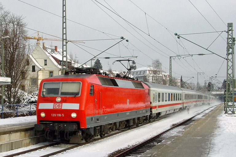 120 118 mit IC 93701 (CIS-Ersatzzug) bei km 15,8 (Januar 2004)