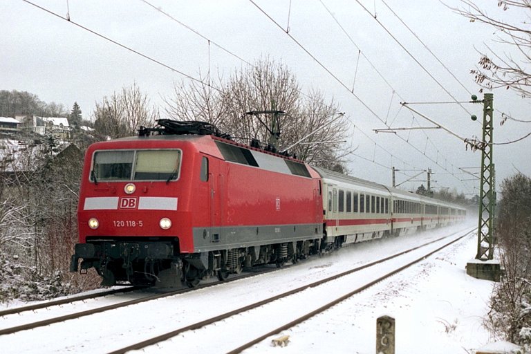 120 118 mit IC 93701 (CIS-Ersatzzug) bei km 12,8 (Januar 2004)