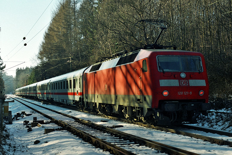 120 121 mit IC-Garnitur als IC 381 bis Singen/Htw. (Januar 2004)
