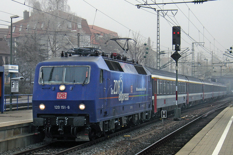 120 151 mit IC 381 bei km 15,6 (Dezember 2004)