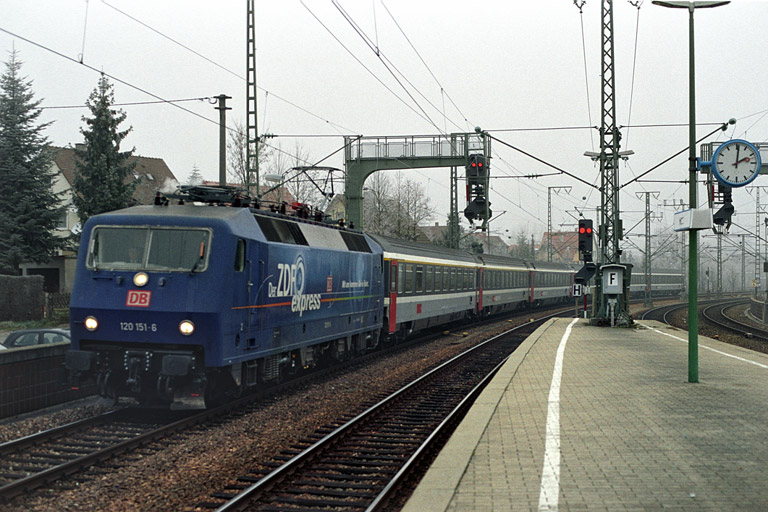 120 151 mit IC 381 bei km 16,6 (Dezember 2004)