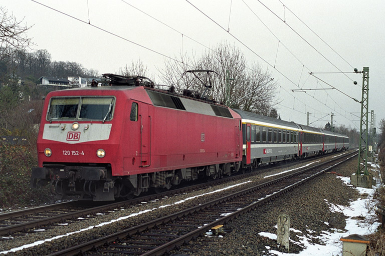 120 152 mit IC 381 bei km 12,8 (Februar 2004)