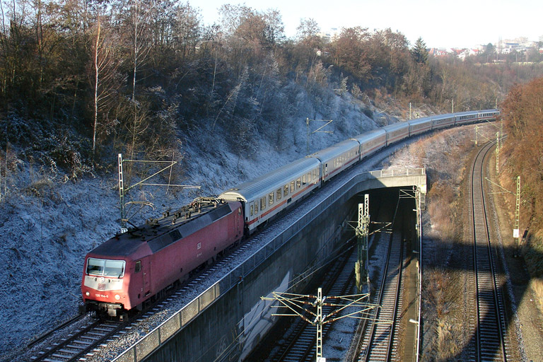 120 154 mit IC 93701 bei km 13,8 (Dezember 2004)