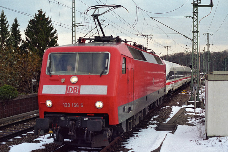 120 156 mit 415 081 bei km 16,8 (Februar 2004)