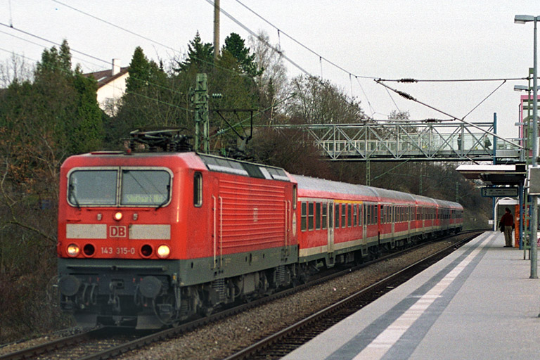 143 315 mit Regionalexpre&szlig; bei km 14,2 (M&auml;rz 2004)
