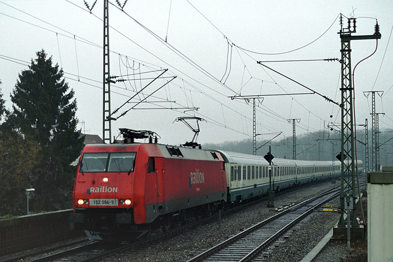 152 094 mit CIS-Ersatzzug bei km 16,8 (Februar 2004)
