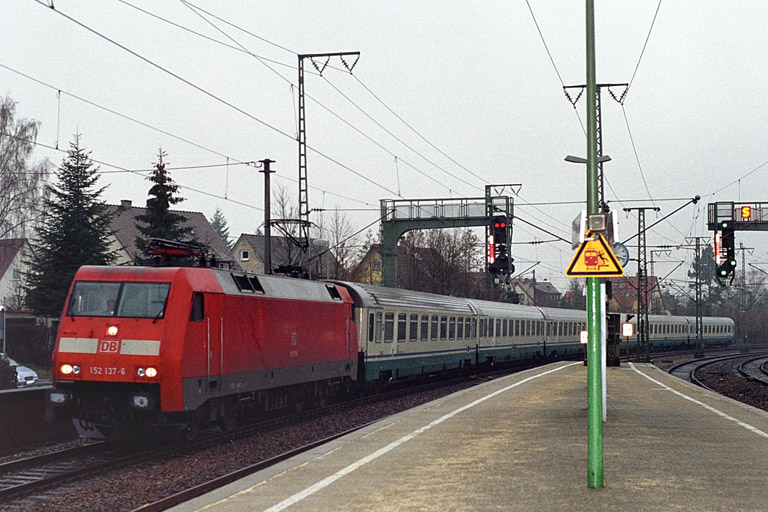 152 137 mit CIS-Ersatzzug bei km 16,6 (Februar 2004)