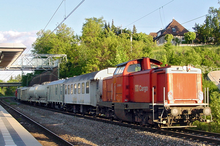 212 036 mit Vegetationskontrollzug bei km 14,2 (Mai 2004)