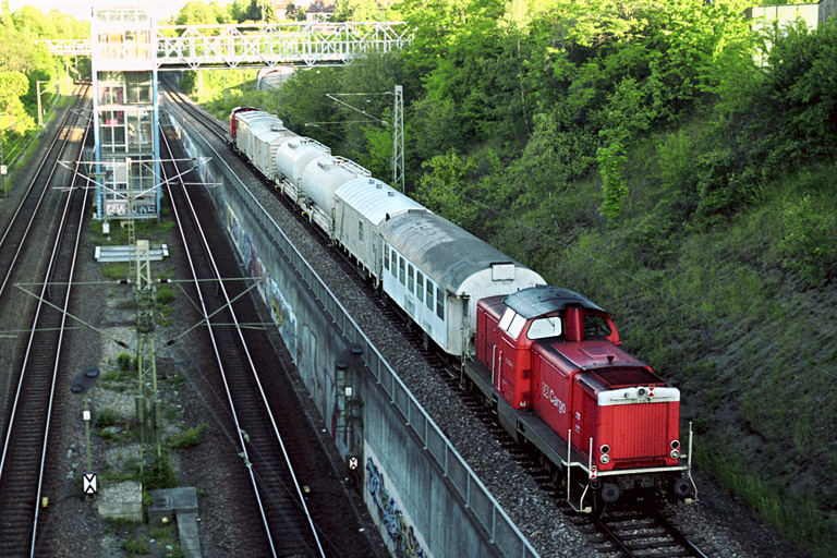 212 036 mit Vegetationskontrollzug bei km 13,8 (Mai 2004)