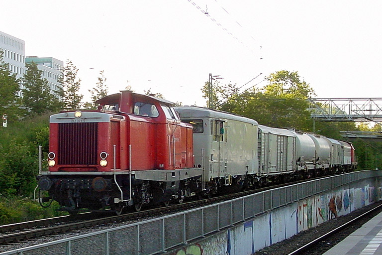 212 371 mit Vegetationskontrollzug bei km 14,2 (Mai 2004)