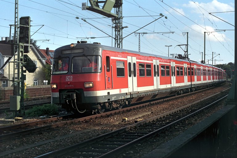 420 419 und 423 007 bei km 16,6 (Oktober 2004)