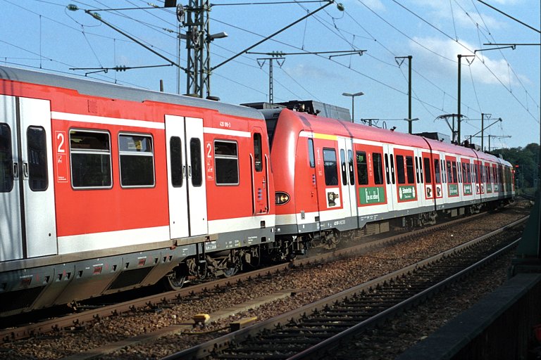 420 419 und 423 007 bei km 16,6 (Oktober 2004)