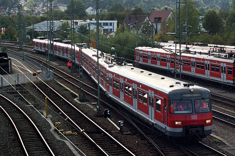 420 419 und 423 007 bei km 16,0 (Oktober 2004)