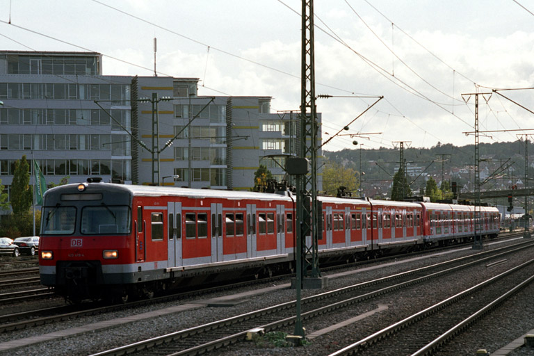 420 419 und 423 007 bei km 15,8 (Oktober 2004)