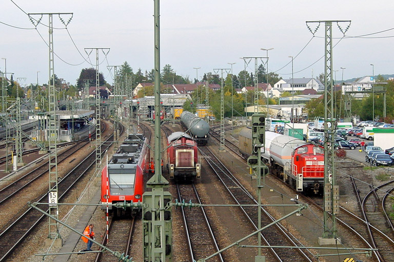 423 007, 290 020 und 294 842 bei km 15,8 (Oktober 2004)