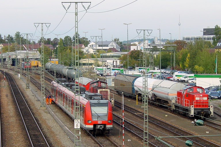 423 007, 290 020 und 294 842 bei km 15,8 (Oktober 2004)