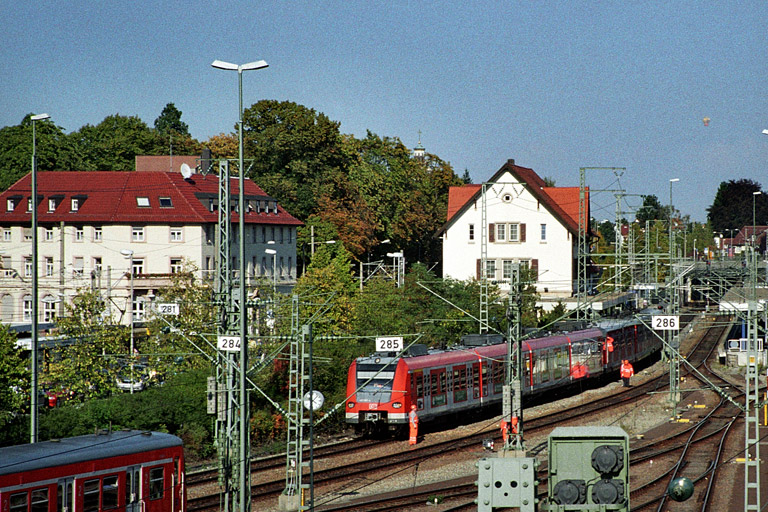 423 007 und 420 419 bei km 15,8 (Oktober 2004)