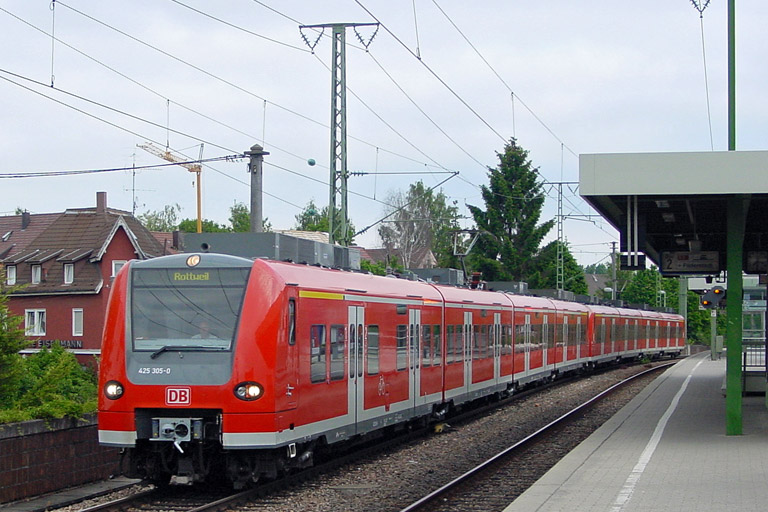 425 305 als RE 19653 bei km 16,8 (Juni 2004)