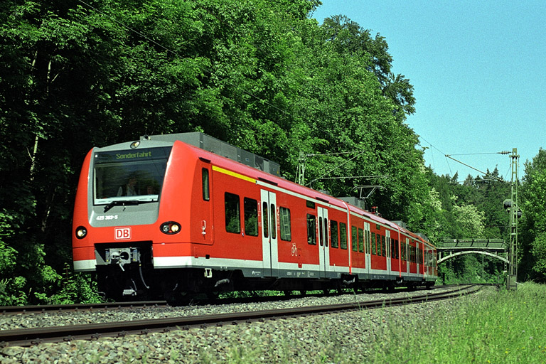 425 303 auf Pressepr&auml;sentationsfahrt bei km 11,8 (Juni 2004)