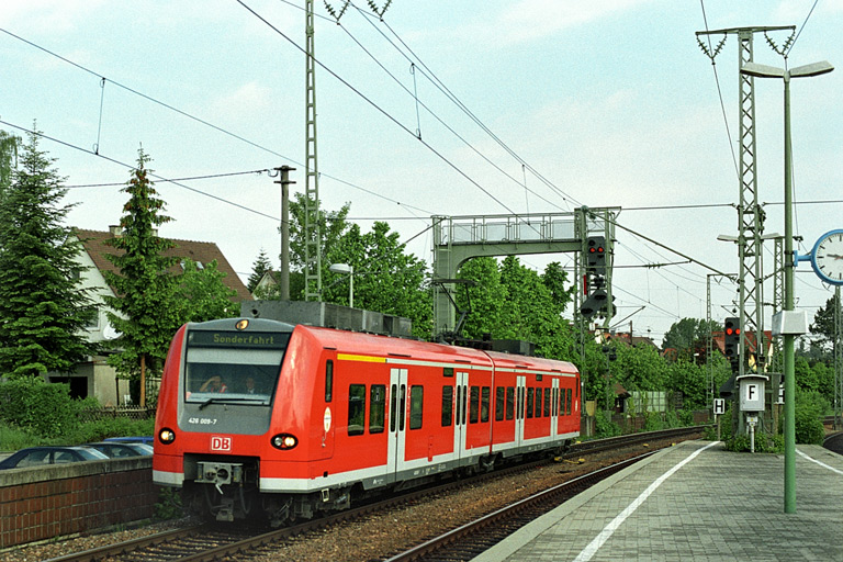 426 009 als Sonderzug bei km 16,6 (Mai 2004)