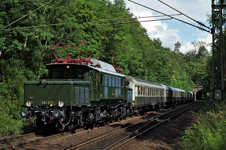E 94 279 und V 200 002 mit G&auml;ubahn-Jubil&auml;umszug bei km 18,0 (September 2004)