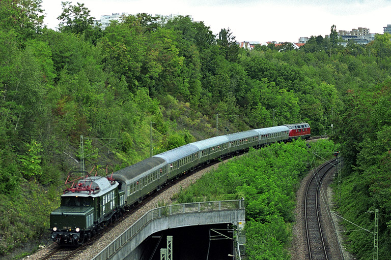 E 94 279 und V 200 002 mit G&auml;ubahn-Jubil&auml;umszug bei km 13,8 (September 2004)