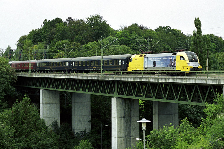ES 64 U2-096 mit "Classic Courier"-Sonderzug bei km 14,6 (August 2004)