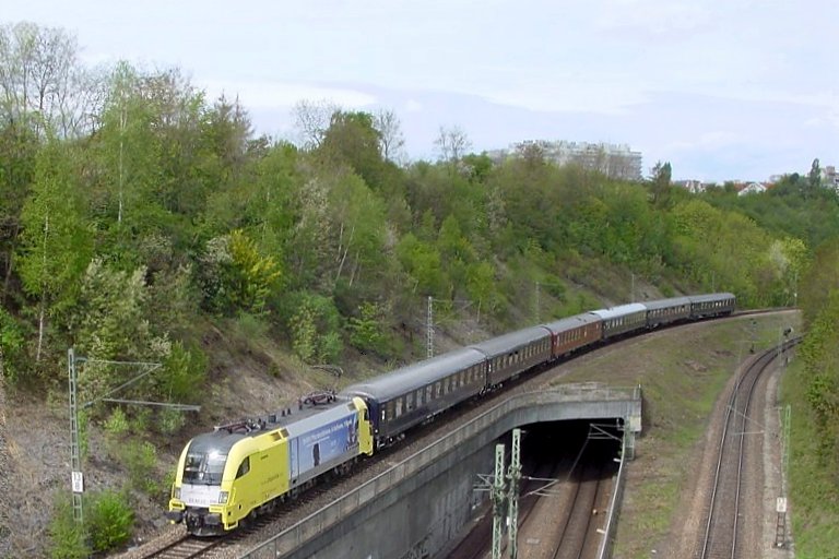 ES 64 U2-096 mit IGE-Sonderzug bei km 13,8 (Mai 2004)
