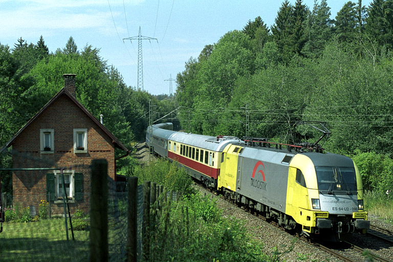 ES 64 U2-098 mit Sonderzug bei km 19,2 (August 2004)