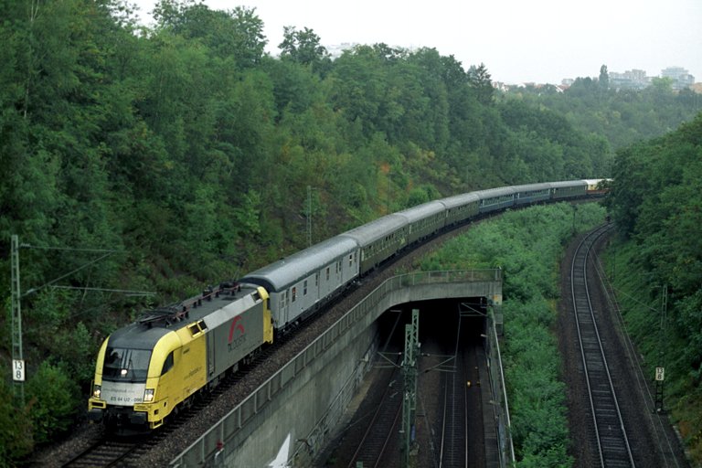 ES 64 U2-098 mit Sonderzug bei km 13,8 (August 2004)