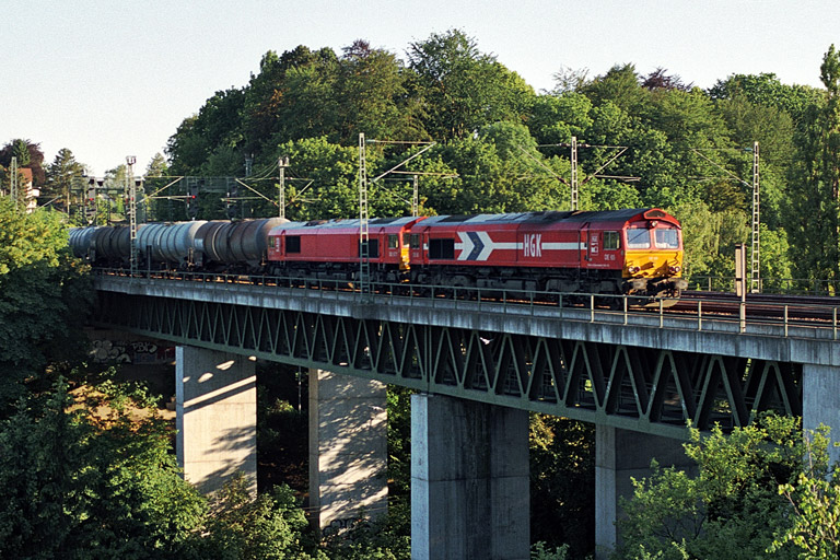HGK DE 65 und DE 672 mit Kesselwagenzug bei km 14,6 (Juni 2004)