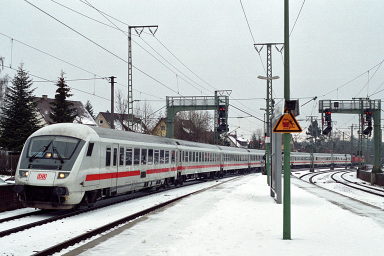 IC 93703 (ICE-Ersatzzug) mit 120 121 bei km 16,6 (Januar 2004)