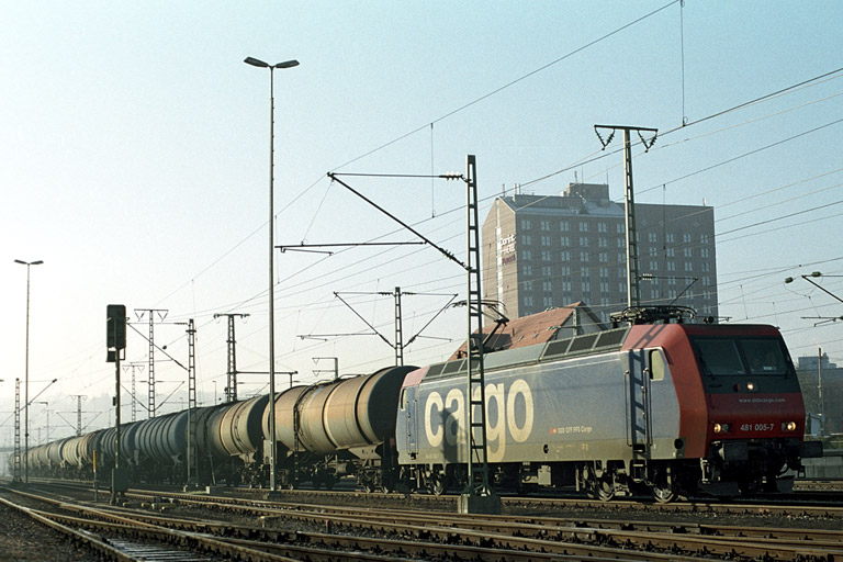 SBB Cargo 481 005 bei km 15,6 (Dezember 2004)