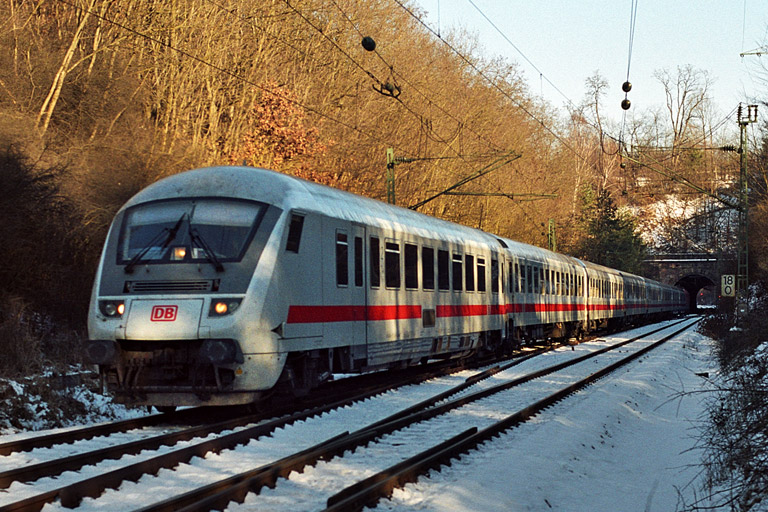 IC 381 mit 120 121 bei km 18,0 (Januar 2004)