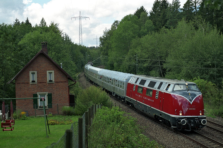 V 200 002 und E 94 279 mit G&auml;ubahn-Jubil&auml;umszug bei km 19,2 (September 2004)