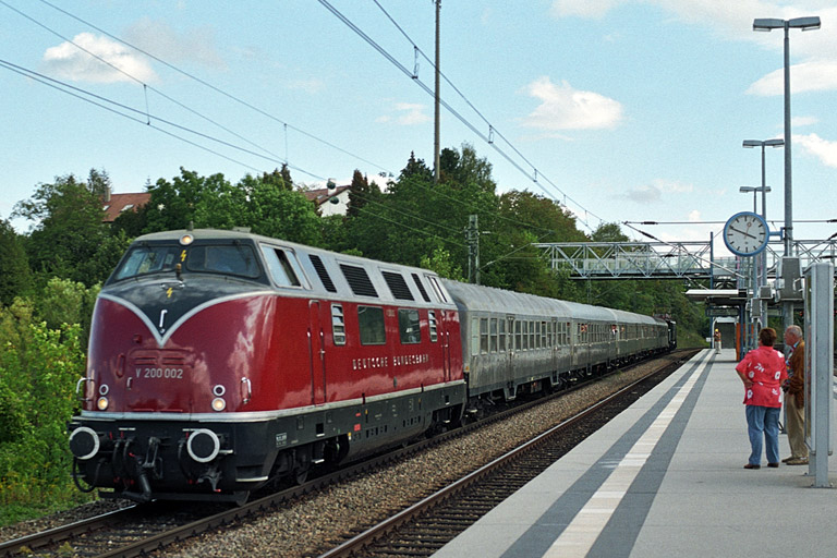 V 200 002 und E 94 279 mit G&auml;ubahn-Jubil&auml;umszug bei km 14,2 (September 2004)