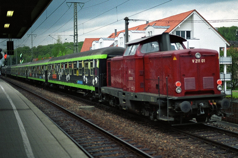 EMN V211.01 mit Sonderzug bei km 16,6 (Mai 2004)