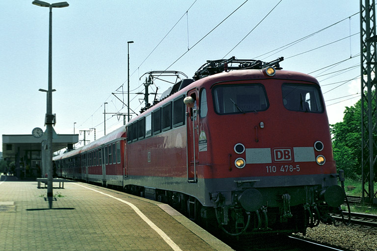 110 478 mit RE 19614 bei km 25,8 (Mai 2005)