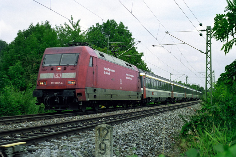 101 002 mit IC 381 bei km 12,8 (August 2005)